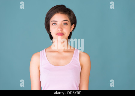 Portrait de fier et confiant dans tank top femme multiraciale Banque D'Images