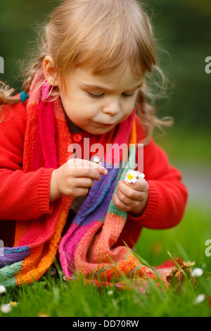 Petite fille dans le parc Banque D'Images