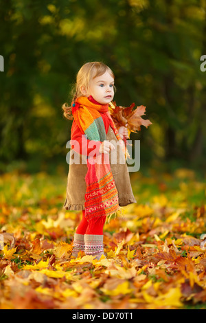 Petite fille dans le parc Banque D'Images