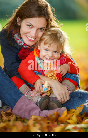 Mère et fille dans le parc Banque D'Images