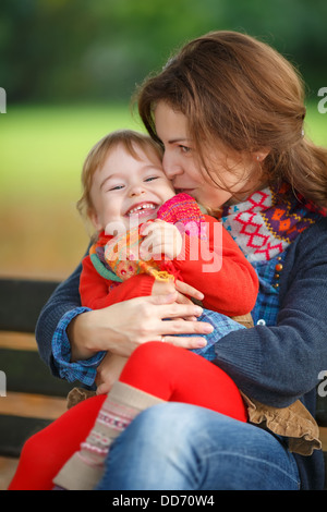 Mère et fille dans le parc Banque D'Images