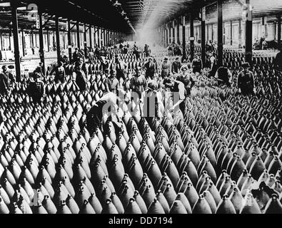 English les femmes et les hommes qui travaillent dans l'hangar de stockage pour de grandes coquilles d'une fabrique de munitions. A l'artillerie la plus meurtrière des armes nucléaires Banque D'Images