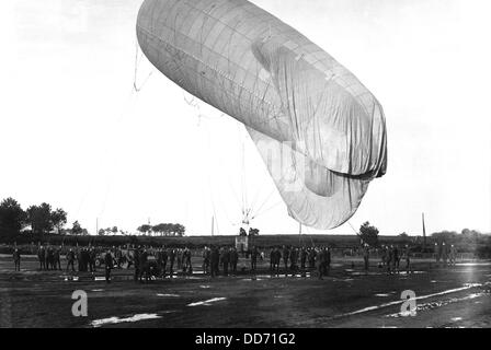 Ballon d'observation aux États-Unis avec trois hommes dans son panier, montait du Camp de Meucon, France. La Première Guerre mondiale. ca. 1918. Banque D'Images