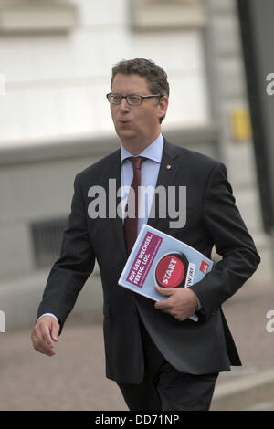 Haut de la Hesse candidat social-démocrate (SPD) Thorsten Schaefer-Guembel arrive pour être pris en photo à Wiesbaden, Allemagne, 28 août 2013. Hesse tiendra des élections de l'État le 22 septembre, parallèle à l'élections générales allemandes. Photo : FREDRIK VON ERICHSEN Banque D'Images