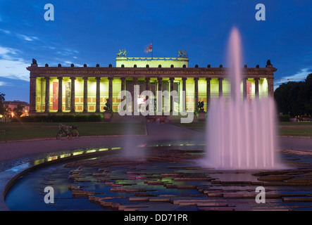 Vue de nuit sur l'Altes Museum Museumsinsel ou l'île aux musées à Berlin Allemagne Banque D'Images