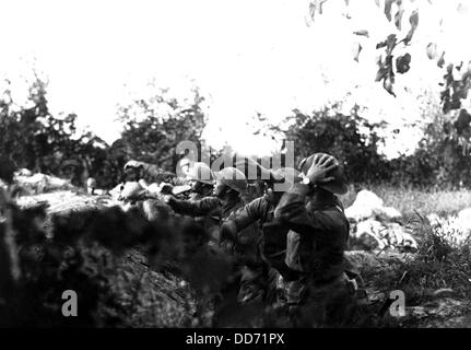 Des soldats américains dans la bataille de la Piave lançant des grenades dans les tranchées de l'Autriche. La bataille a été le dernier grand Banque D'Images
