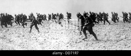 L'infanterie allemande sur le champ de bataille dans les premiers jours de la Première Guerre mondiale le 7 août 1914. Banque D'Images