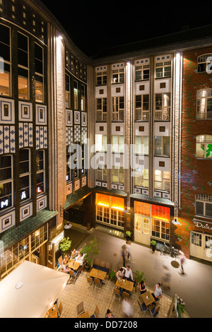 Restaurants occupé dans la soirée à un Hackesche Hof ou la cour à Hackescher Markt à Mitte Berlin Allemagne Banque D'Images