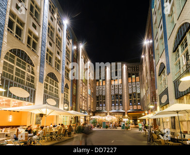 Restaurants occupé dans la soirée à un Hackesche Hof ou la cour à Hackescher Markt à Mitte Berlin Allemagne Banque D'Images