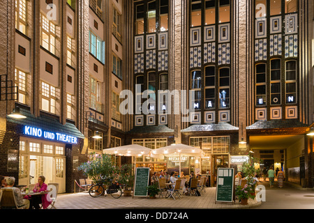 Restaurants occupé dans la soirée à un Hackesche Hof ou la cour à Hackescher Markt à Mitte Berlin Allemagne Banque D'Images