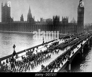 Les troupes américaines à partir d'un défilé à travers Londres, le pont de Westminster. La Première Guerre mondiale le 5 septembre 1917. Banque D'Images