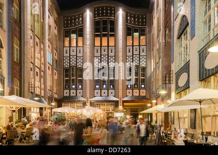 Restaurants occupé dans la soirée à un Hackesche Hof ou la cour à Hackescher Markt à Mitte Berlin Allemagne Banque D'Images