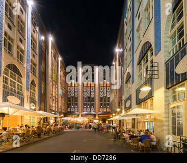Restaurants occupé dans la soirée à un Hackesche Hof ou la cour à Hackescher Markt à Mitte Berlin Allemagne Banque D'Images