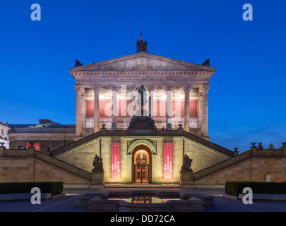 Voir la soirée d'Alte Nationalgalerie sur Museumsinsel ou l'île aux musées à Berlin Allemagne Banque D'Images