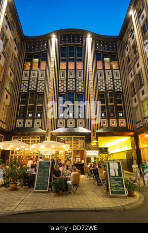 Restaurants occupé dans la soirée à un Hackesche Hof ou la cour à Hackescher Markt à Mitte Berlin Allemagne Banque D'Images