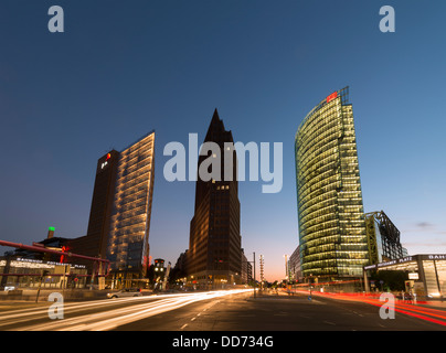Vue de nuit sur des toits de bâtiments de grande hauteur dans la Potsdamer Platz à Berlin Mitte Allemagne Banque D'Images