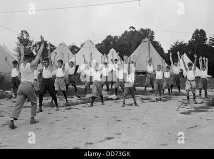 American WW1 Marines faisant de la gymnastique Junior era. 1919. (BSLOC 2012 4 43) Banque D'Images