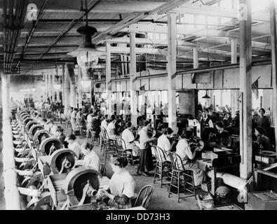 American women making mitrailleuses Browning pendant WW1. 1918-1919. Une vue générale de l'atelier de polissage à la Winchester de répéter Banque D'Images