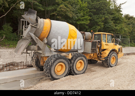 Camion lourd béton jaune Banque D'Images