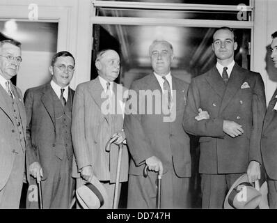 Franklin Roosevelt se tient avec les politiciens, et son fils James à Atlanta. Le 24 octobre 1932. (BSLOC 2013 5 91) Banque D'Images