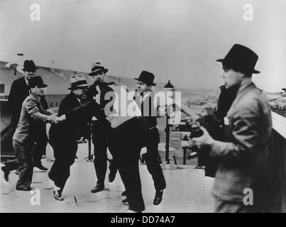 Bataille du passage supérieur de la rivière Ford Rouge plante. Ford vs voyous l'UAW. Mai 1937. Ford's thugs beat Richard après Frankenstein Banque D'Images