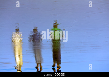 La province de Nampula, Mozambique, les hommes marchant sur la rive. Banque D'Images