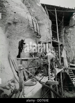 Artiste Gutzon Borglum supervise les travaux sur le Mont Rushmore. Les travailleurs sont 'honeycombing', percer des trous dans le granite très proche Banque D'Images