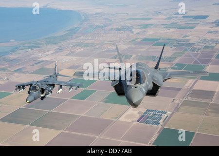 Un US Marine Corps F-35B Lightning II Joint Strike Fighter aircraft et AV-8B Harrier voler en formation comme ils pour transformation en position lors d'un exercice d'entraînement le 27 août 2013 sur l'est de la Californie. Banque D'Images