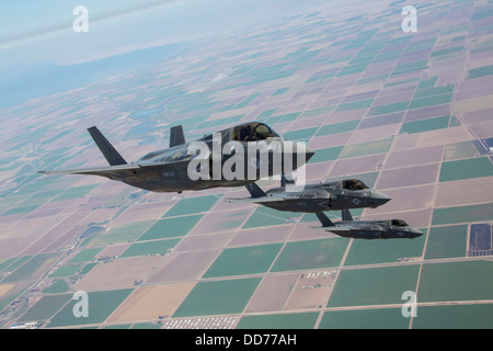 US Marine Corps trois F-35B Lightning II d'avion de combat Joint Strike Fighter voler en formation comme ils pour transformation en position lors d'un exercice d'entraînement le 27 août 2013 sur l'est de la Californie. Banque D'Images