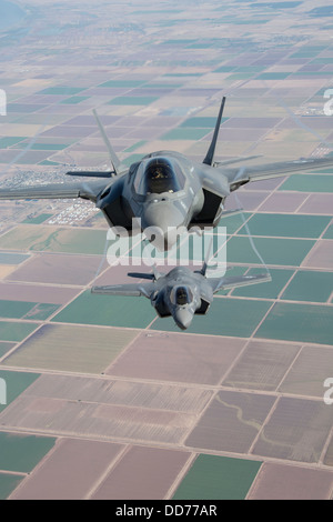 Deux US Marine Corps F-35B Lightning II d'avion de combat Joint Strike Fighter voler en formation comme ils pour transformation en position lors d'un exercice d'entraînement le 27 août 2013 sur l'est de la Californie. Banque D'Images