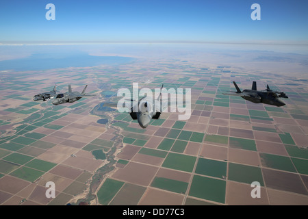 US Marine Corps trois F-35B Lightning II Joint Strike Fighter aircraft et deux Harrier AV-8B voler en formation tout en positionnant pour ravitaillement en vol pendant un exercice le 27 août 2013 sur l'est de la Californie. Banque D'Images