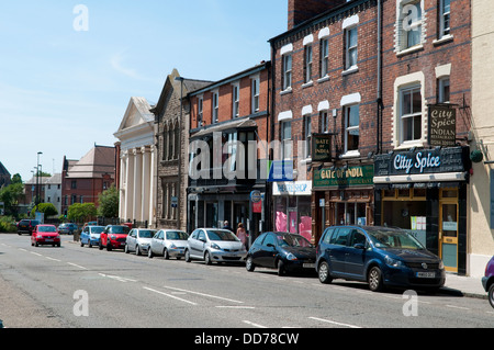 Ligne de boutiques, City Road, Chester, Cheshire, Royaume-Uni Banque D'Images