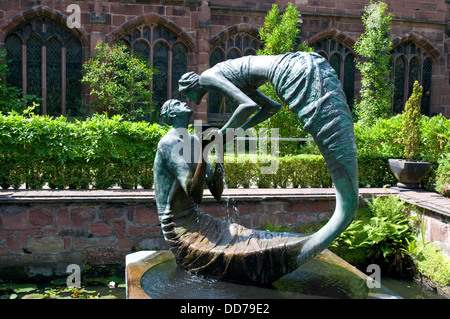 Cloître garth avec sculpture 'l'eau de la vie" par Stephen Broadbent, cathédrale de Chester, Chester, Royaume-Uni Banque D'Images