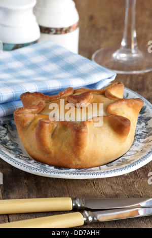 Style traditionnel British pork pie avec des pâtisseries à l'eau froide Banque D'Images