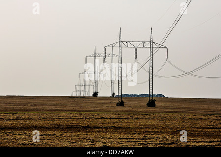 Pylônes à haute tension, l'électricité, la distribution de la division Banque D'Images