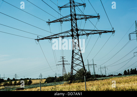 Pylônes à haute tension, l'électricité, la distribution de la division Banque D'Images