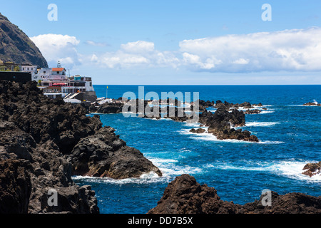 Portugal, Madère, vue de l'eau de mer chauffée à Porto Moniz Banque D'Images