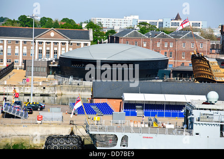 Entrée étroite,Accueil,Forts de l'HMS Victory,célèbre cuirassé de voile, le port de Portsmouth, Arsenal de la Marine royale,Ville,Hampshire Banque D'Images