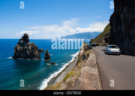 Portugal, Madère, voir des formations rocheuses Ilheus da côte, sur les falaises de Ribeira da Janela Banque D'Images