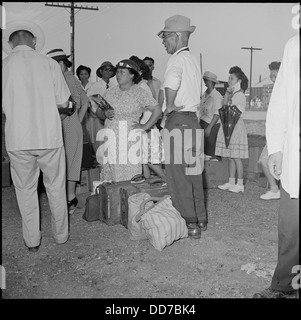 Clôture de la réinstallation, Jérôme Centre Denson, Arkansas. Jerome évacués avec leurs bagages à main . . . - - 539758 Banque D'Images