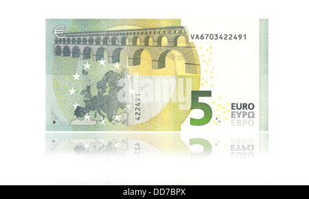 Nouveau billet de 5 euros against white background, Close up Banque D'Images