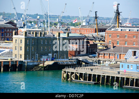 Entrée étroite,Accueil,Forts de l'HMS Victory,célèbre cuirassé de voile, le port de Portsmouth, Arsenal de la Marine royale,Ville,Hampshire Banque D'Images