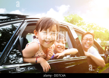 Happy little girl avec la famille dans la voiture Banque D'Images