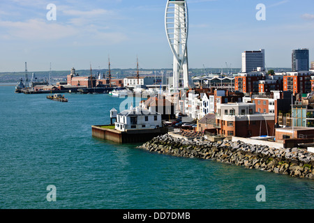 Entrée étroite,Accueil,Forts de l'HMS Victory,célèbre cuirassé de voile, le port de Portsmouth, Arsenal de la Marine royale,Ville,Hampshire Banque D'Images