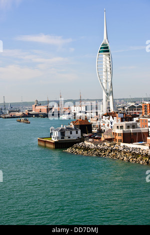 Entrée étroite,Accueil,Forts de l'HMS Victory,célèbre cuirassé de voile, le port de Portsmouth, Arsenal de la Marine royale,Ville,Hampshire Banque D'Images