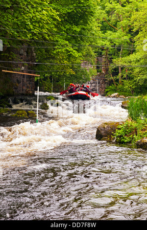 White Water Rafting à la White Water Centre National de Bala Banque D'Images