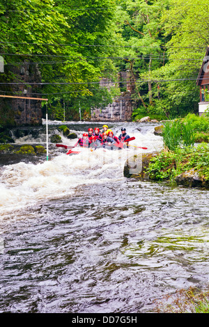 White Water Rafting à la White Water Centre National de Bala Banque D'Images