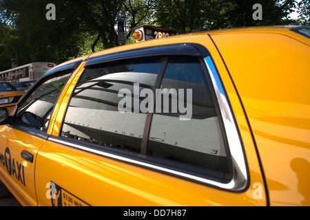 Reflet de Solomon Guggenheim Museum (©1959) Frank Lloyd Wright dans YELLOW TAXI CAB WINDOW, Cinquième Avenue, NEW YORK USA Banque D'Images