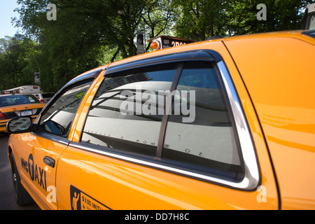 Reflet de Solomon Guggenheim Museum (©1959) Frank Lloyd Wright dans YELLOW TAXI CAB WINDOW, Cinquième Avenue, NEW YORK USA Banque D'Images