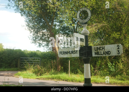 Croisée des chemins où la fracturation est proposé en Fernhurst, Sussex de l'Ouest avec la porte entrée de champ où la fracturation site est Banque D'Images